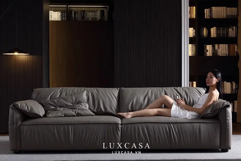 Ghế sofa da xám hiện đại, sang trọng trong không gian nội thất tối giản.