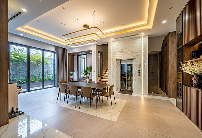 Nội thất nhà đẹp buổi tối với đèn hắt phòng ngủ đèn đầu giường và đèn thả bàn ăn