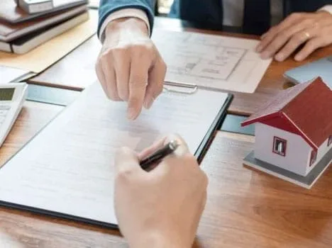 Trao đổi bản vẽ thiết kế nhà, bàn về dự án bất động sản.