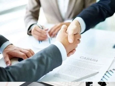 Bắt tay sau khi ký hợp đồng, biểu tượng của sự thành công.