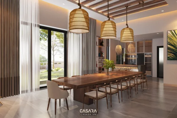 Phòng ăn hiện đại, sang trọng với cửa kính lớn nhìn ra khu vườn.