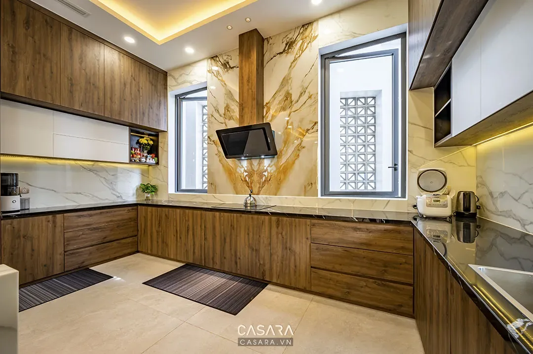 Thiết kế nhà bếp đơn giản minh họa phần ánh sáng làm rõ chất liệu và cảm giác cho khu bếp