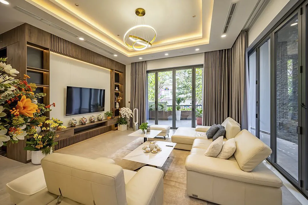 Kệ phòng khách treo tường mảnh với tivi và hộc mở trong phòng khách nhỏ