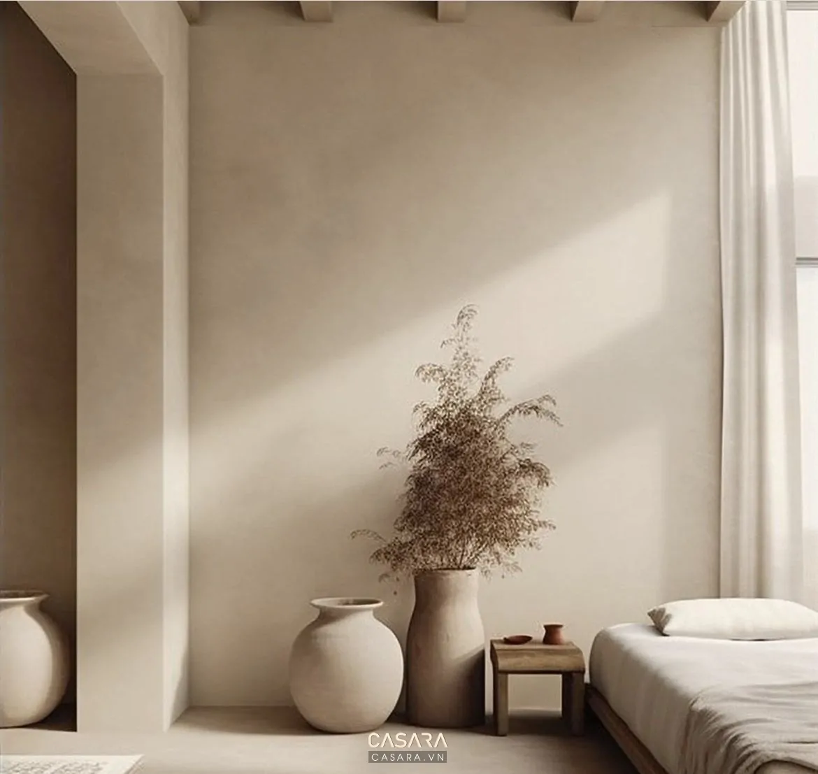 Góc phòng Wabi Sabi với lọ gốm, rèm vải và ánh sáng tự nhiên