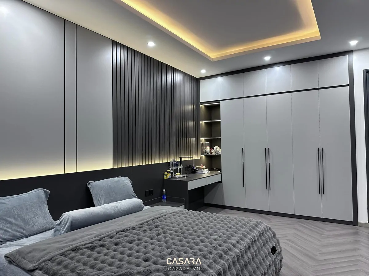 Hệ tủ âm tường liền bàn làm việc trong thiết kế căn hộ mini 30m2