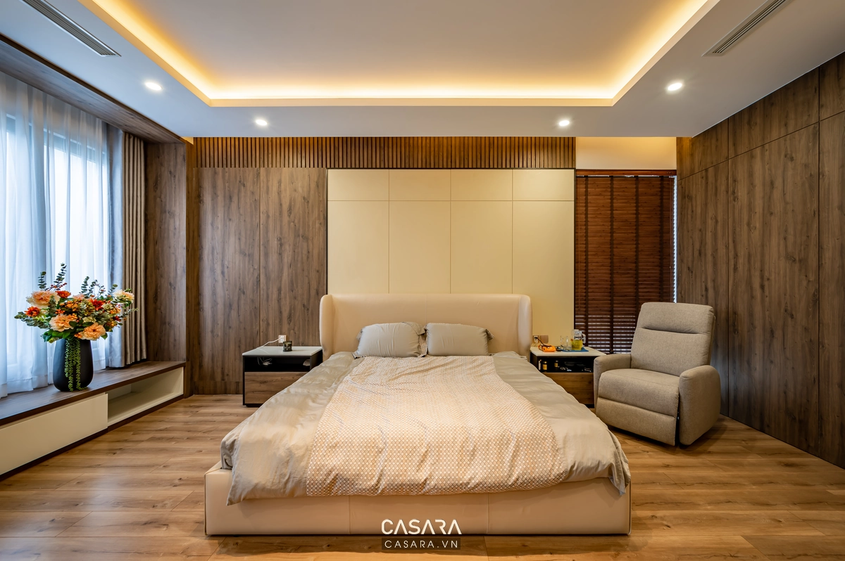 phòng ngủ căn hộ studio 25m2 với giường bọc nệm rèm hai lớp và ánh sáng ấm