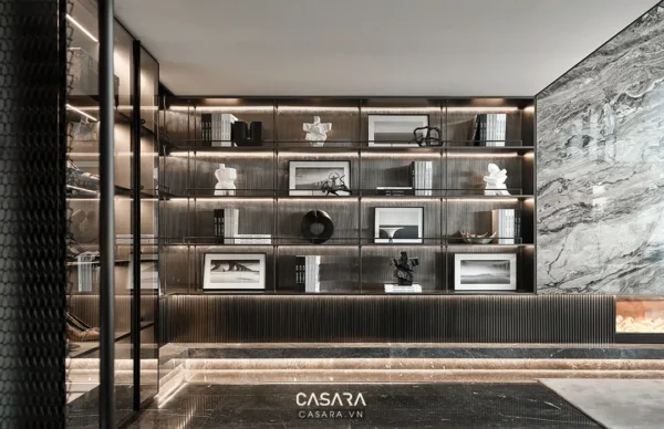 Nội thất sang trọng với kệ sách và ốp đá tinh tế, hiện đại.