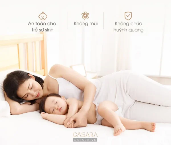 Mẹ và bé yêu ngủ ngon trên giường trắng tinh khôi, ấm áp.