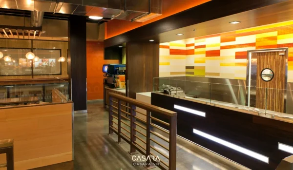 Khu vực tự phục vụ hiện đại trong một nhà hàng nhanh.