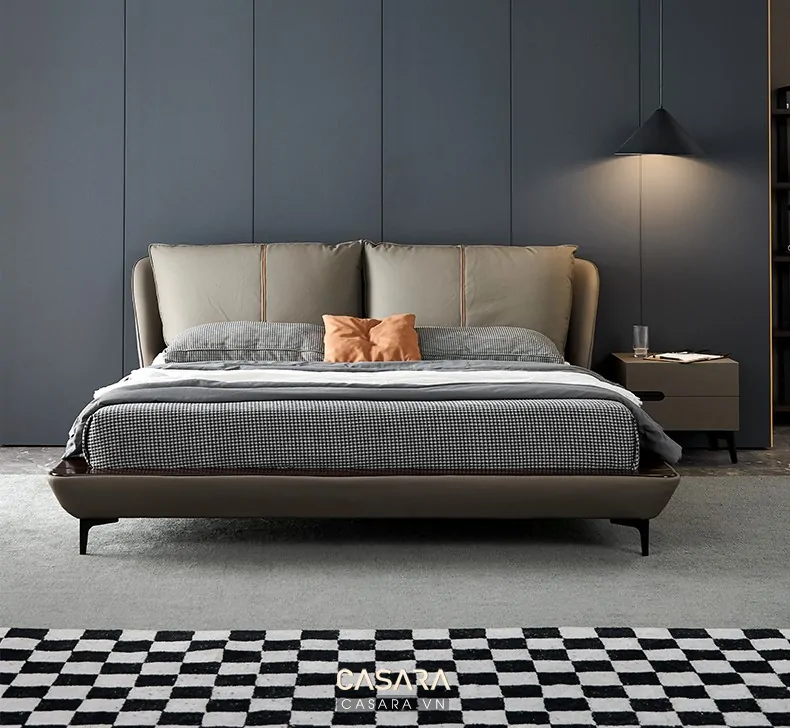thiết kế căn hộ 2 phòng ngủ có phòng ngủ tối giản giường gỗ thấp tường trung tính và đèn hắt đầu giường