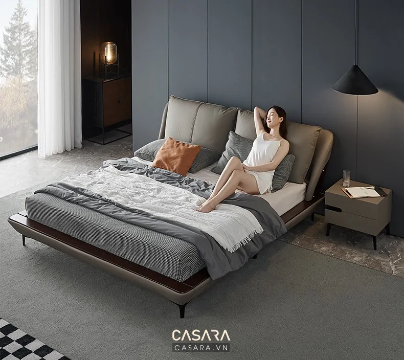Phòng ngủ con gái cá tính với tường đầu giường màu xanh rêu, giường bọc vải, tủ gỗ sáng, đèn ngủ ánh vàng và vật liệu gỗ công nghiệp hiện đại
