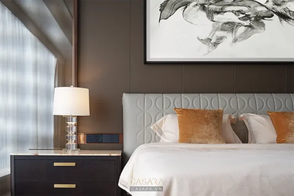 Phòng ngủ hiện đại, sang trọng với tông màu trầm ấm, tinh tế.