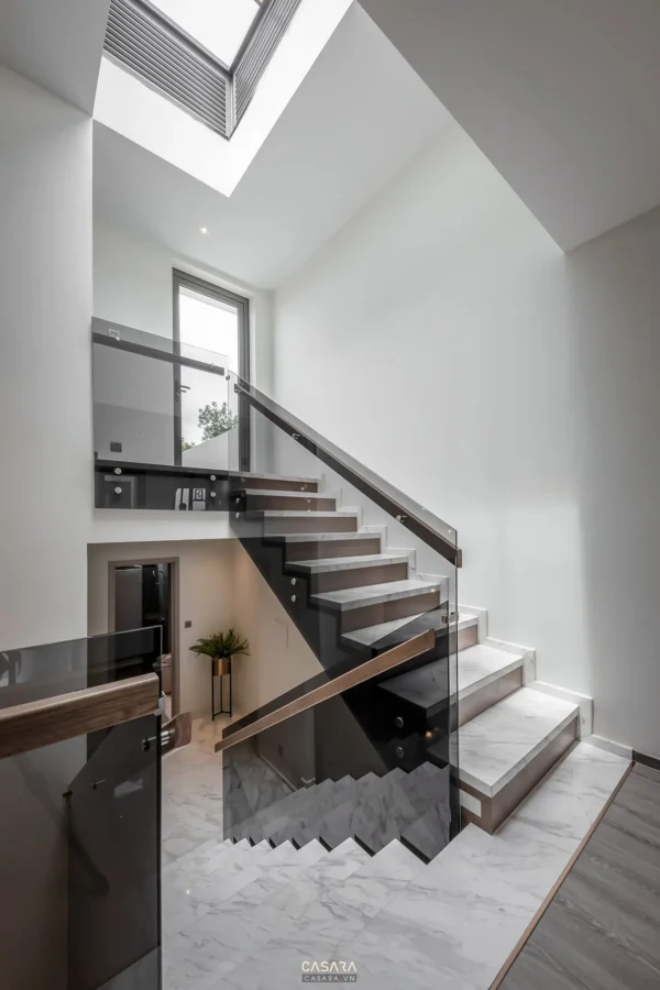 Cầu thang hiện đại với sàn đá marble trắng tinh tế, sang trọng.
