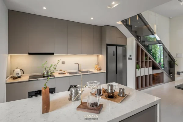 Phòng bếp hiện đại, tối giản với tông màu trung tính ấm áp.