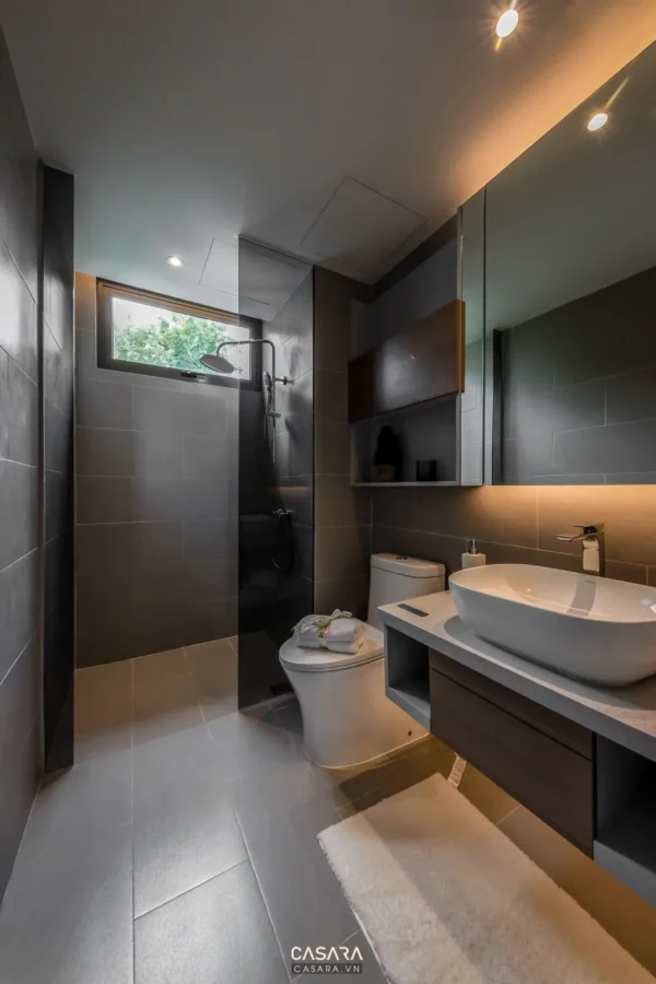 Phòng tắm hiện đại, sang trọng với tông màu xám chủ đạo.
