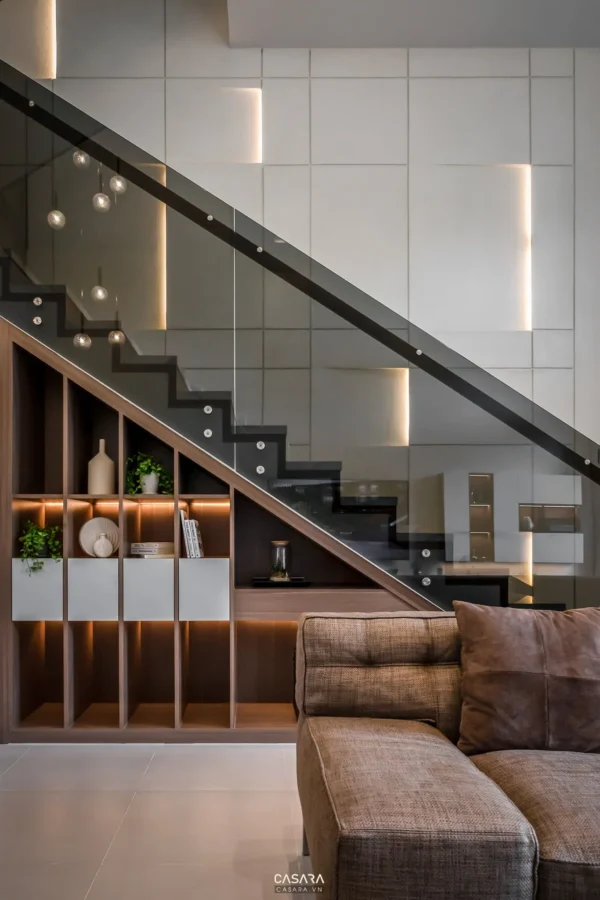 Cầu thang hiện đại với thiết kế độc đáo, tích hợp kệ trang trí.