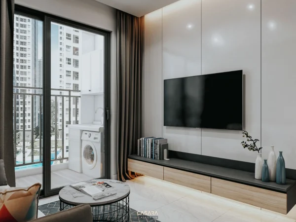 Phòng khách hiện đại, tối giản với TV lớn và cửa sổ view đẹp.