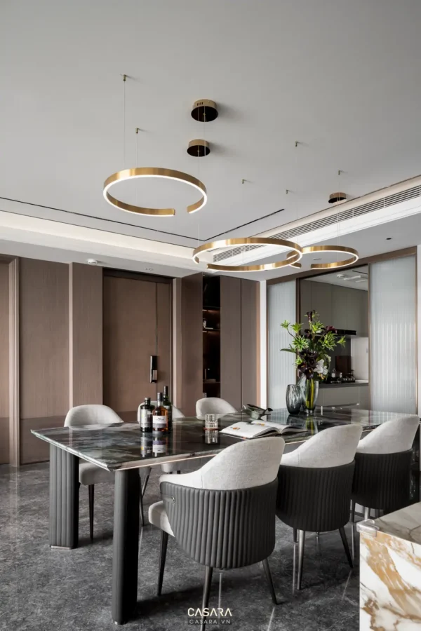 Phòng ăn hiện đại với đèn chùm độc đáo, sang trọng.