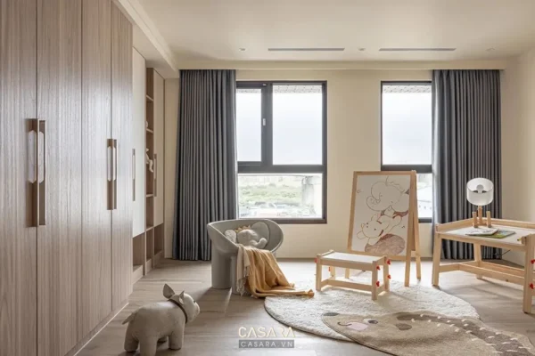 Phòng trẻ em hiện đại, ấm cúng với tủ quần áo lớn và khu vực vui chơi.