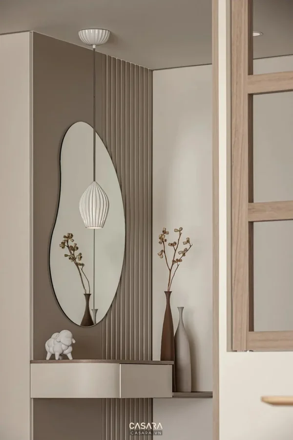 Góc nhà tối giản, ấm cúng với gương và đồ trang trí tinh tế.