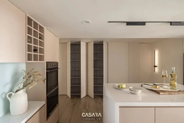 Nội thất bếp hiện đại, tối giản với gam màu trung tính ấm áp.