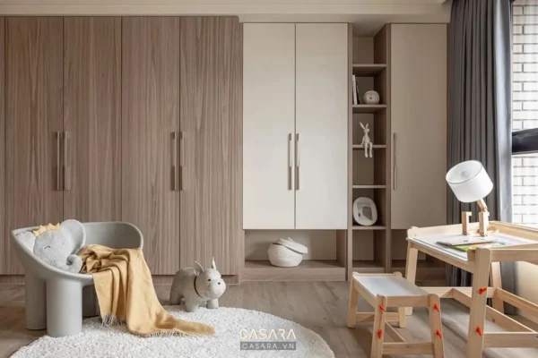 Phòng trẻ em hiện đại, ấm cúng với tủ và bàn học gỗ sáng màu.