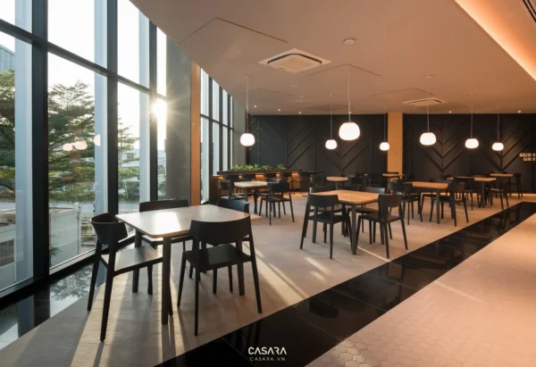Không gian nhà hàng Casara hiện đại, sang trọng với cửa kính lớn.