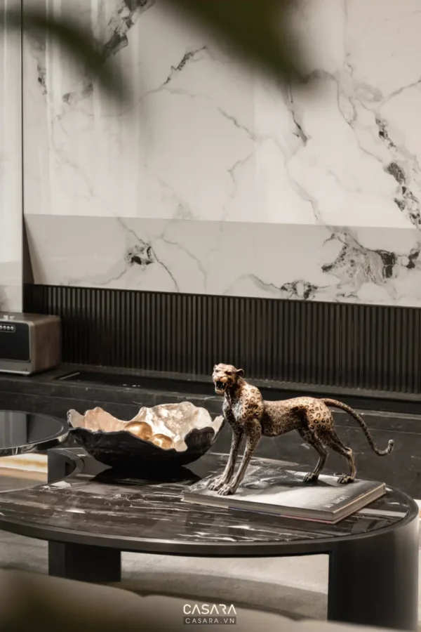 Không gian nội thất sang trọng với tượng báo và đá tự nhiên.