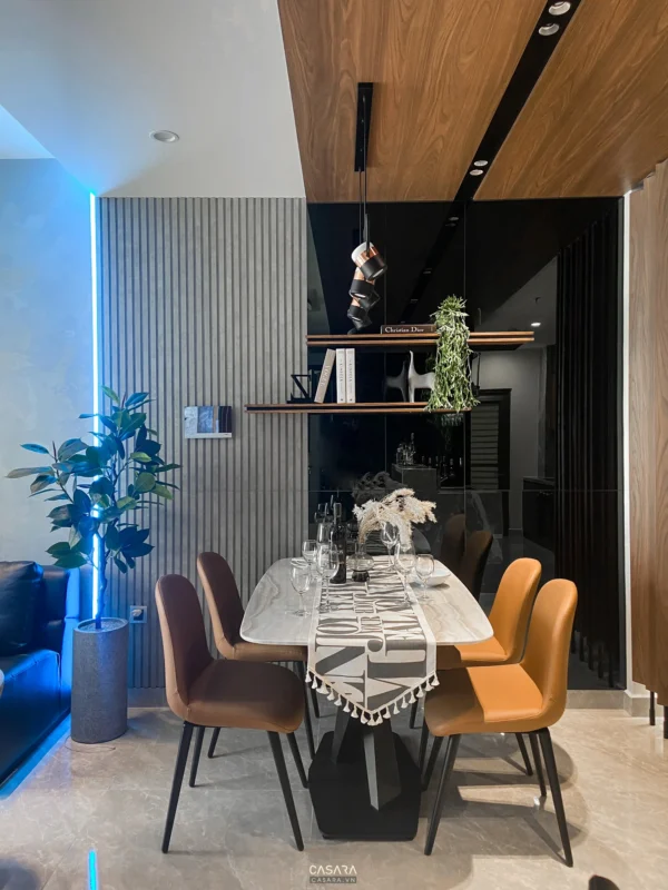 Phòng ăn hiện đại với bàn ăn marble và ghế da nâu ấm cúng.