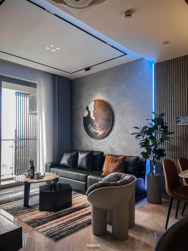 Phòng khách hiện đại với tông màu tối, điểm nhấn ánh sáng vàng.