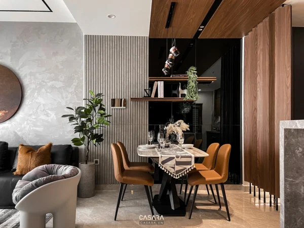 Phòng ăn tối giản, ấm cúng với tông màu gỗ và cam chủ đạo.
