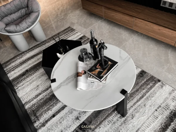 Bàn trà tròn mặt đá cẩm thạch, bày biện đồ dùng trang trí hiện đại.