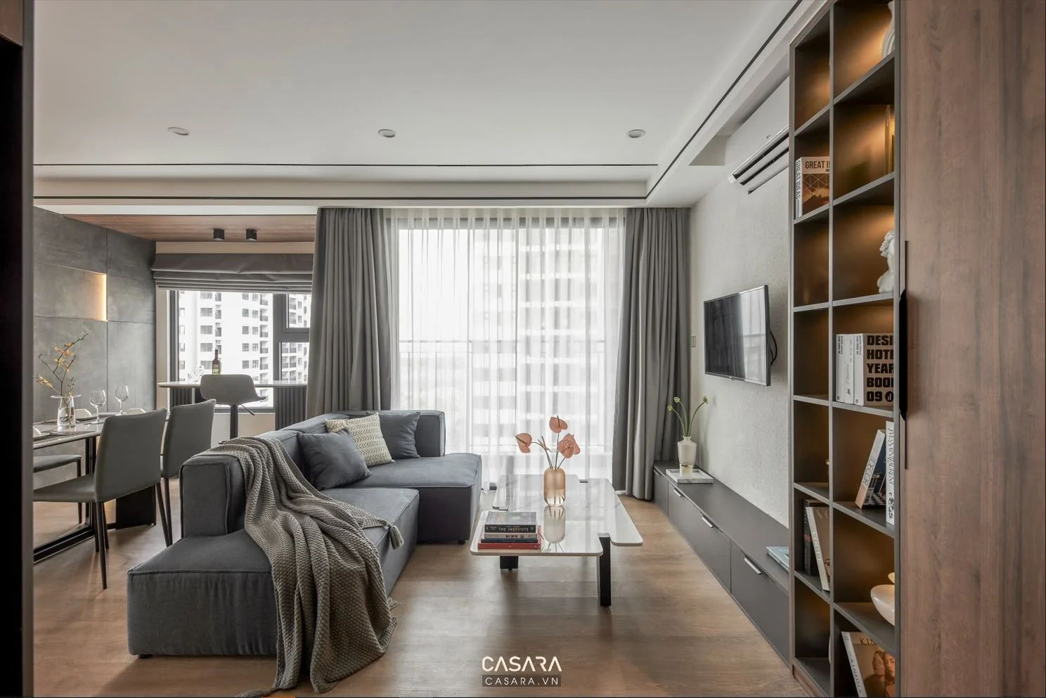 Thiết kế chung cư Home City phòng khách bếp hiện đại có sofa, kệ tivi và bàn ăn