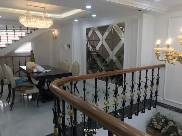 Nội thất phòng ăn sang trọng với cầu thang sắt mỹ nghệ đẹp mắt.