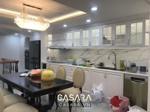 Bếp và bàn ăn phong cách kiến trúc địa trung hải với gạch bông xanh trắng