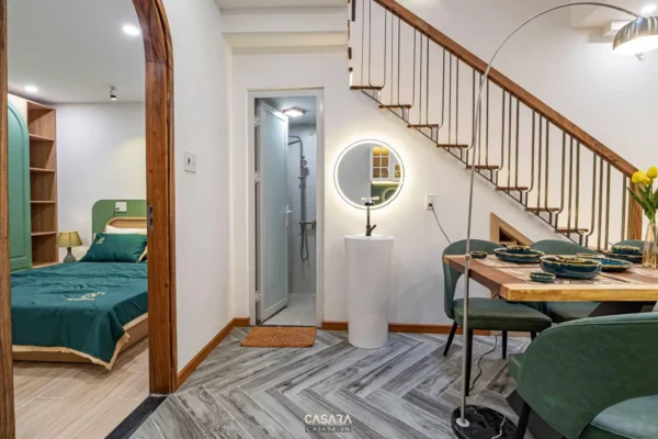 Nội thất phòng khách - bếp hiện đại, ấm cúng với sàn gỗ và cầu thang đẹp.