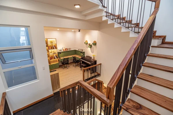 Góc làm việc và khu vực piano hiện đại, sáng sủa trong nhà.