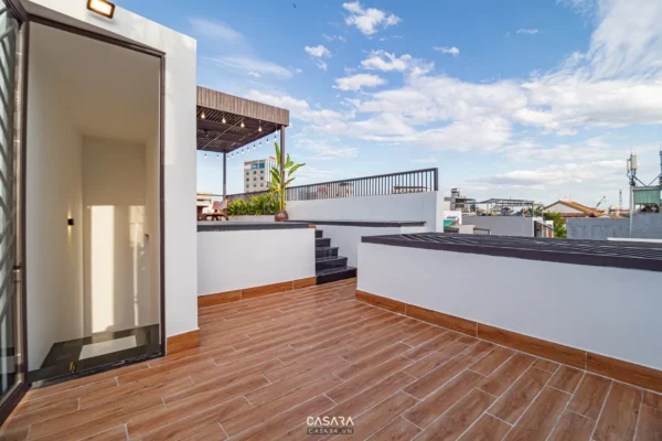 Sân thượng rộng rãi, lát gạch, có mái che và tầm nhìn thoáng đãng.