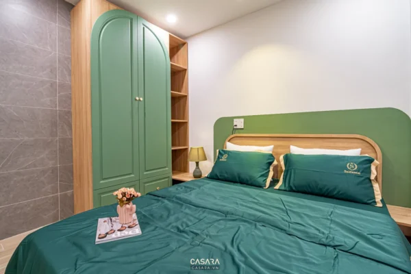 Phòng ngủ hiện đại, tông xanh lá chủ đạo, thiết kế tối giản.