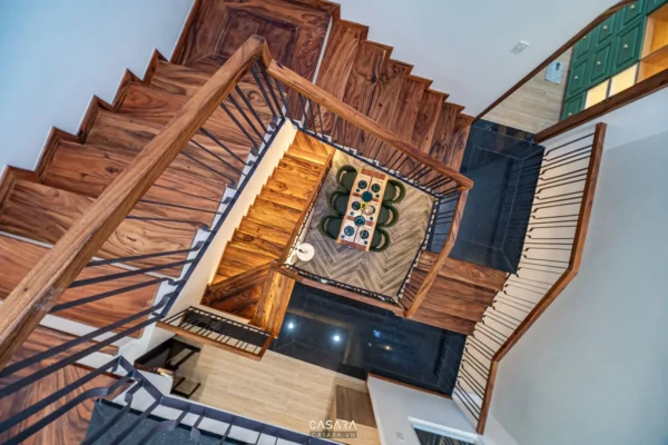 Cầu thang gỗ hiện đại với thiết kế độc đáo, sang trọng.