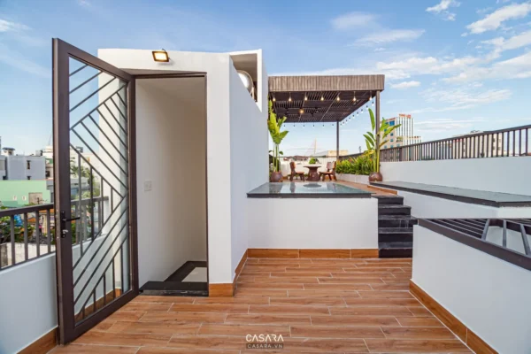 Góc sân thượng hiện đại với thiết kế tối giản, thoáng đãng.