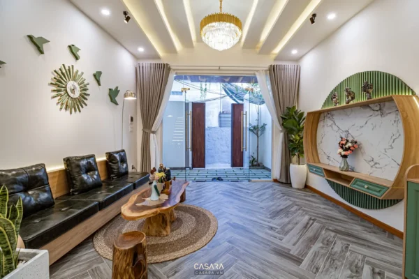 Phòng khách hiện đại, ấm cúng với nội thất gỗ và ánh sáng dịu nhẹ.