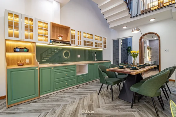 Phòng bếp hiện đại, sang trọng với tông xanh lá chủ đạo.