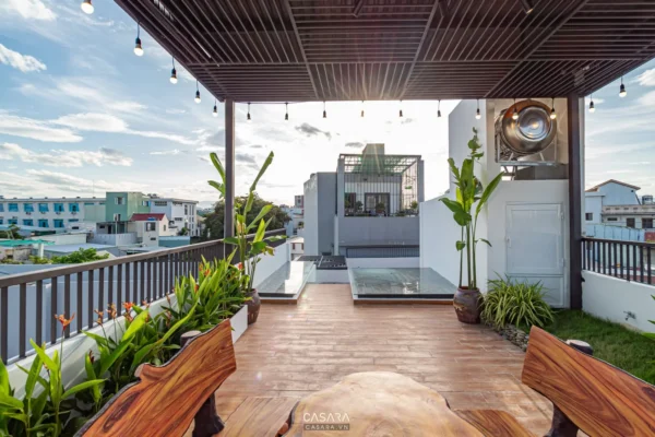 Sân thượng thoáng đãng với thiết kế hiện đại, cây xanh và tầm nhìn đẹp.