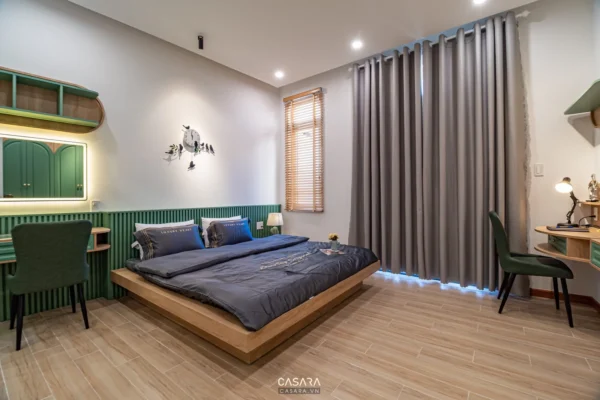Phòng ngủ hiện đại, ấm cúng với tông màu xanh lá và xám chủ đạo.