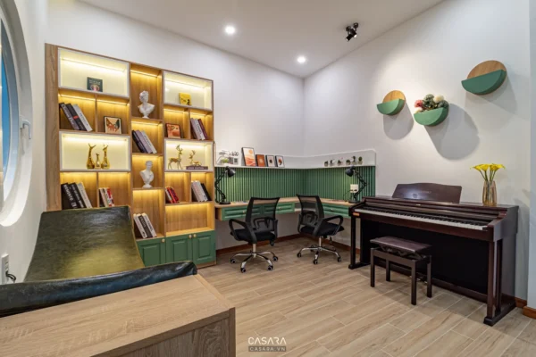 Phòng làm việc và học tập hiện đại, sáng sủa với kệ sách lớn.