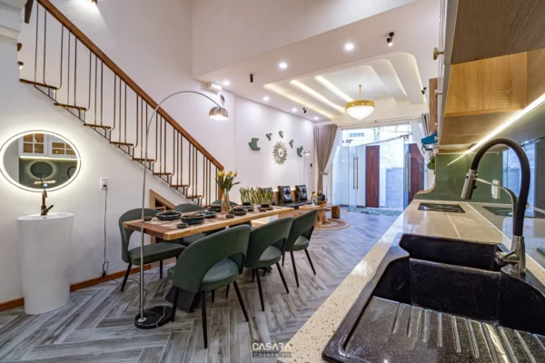 Nội thất hiện đại, phòng ăn và bếp mở, thiết kế sang trọng.