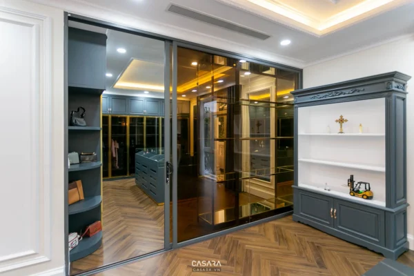 Phòng thay đồ hiện đại, sang trọng với thiết kế cửa kính trượt lớn.