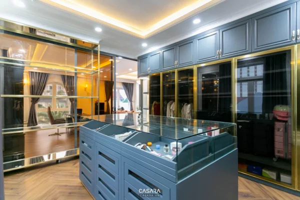 Phòng thay đồ hiện đại, sang trọng với tủ kính và đảo trung tâm.