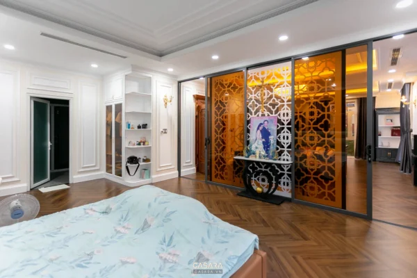 Phòng ngủ sang trọng với thiết kế hiện đại, tông màu trắng chủ đạo.